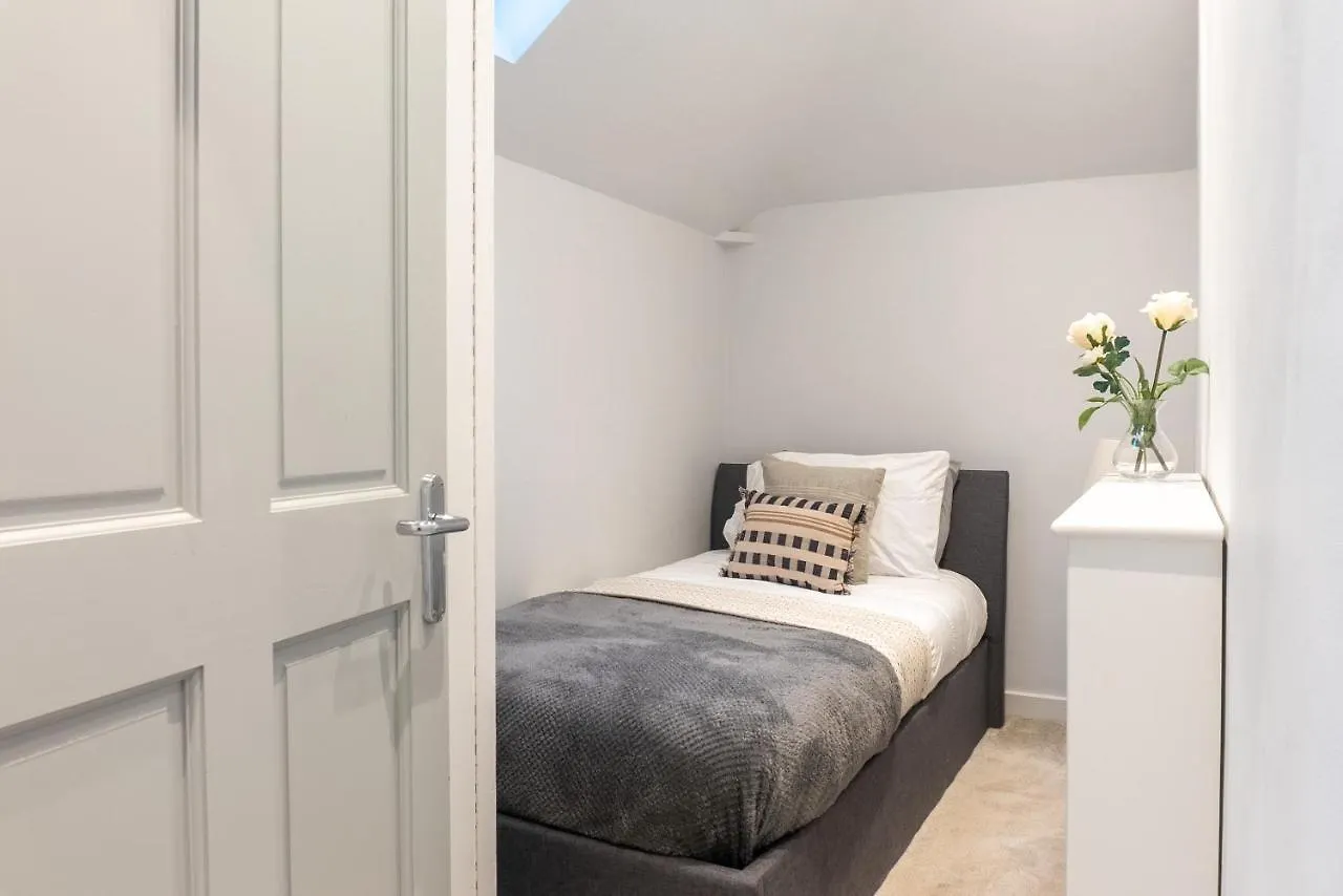 The Old Coach House- Luxury Harrogate Home Detached Quite Stylish Whole House Short Walk From The Conference- Town Centre