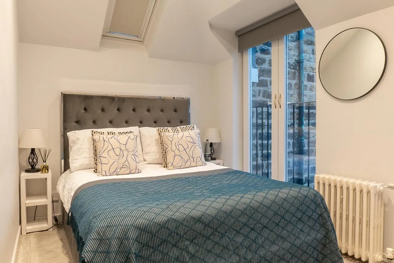 The Old Coach House- Luxury Harrogate Home Detached Quite Stylish Whole House Short Walk From The Conference- Town Centre 0*,