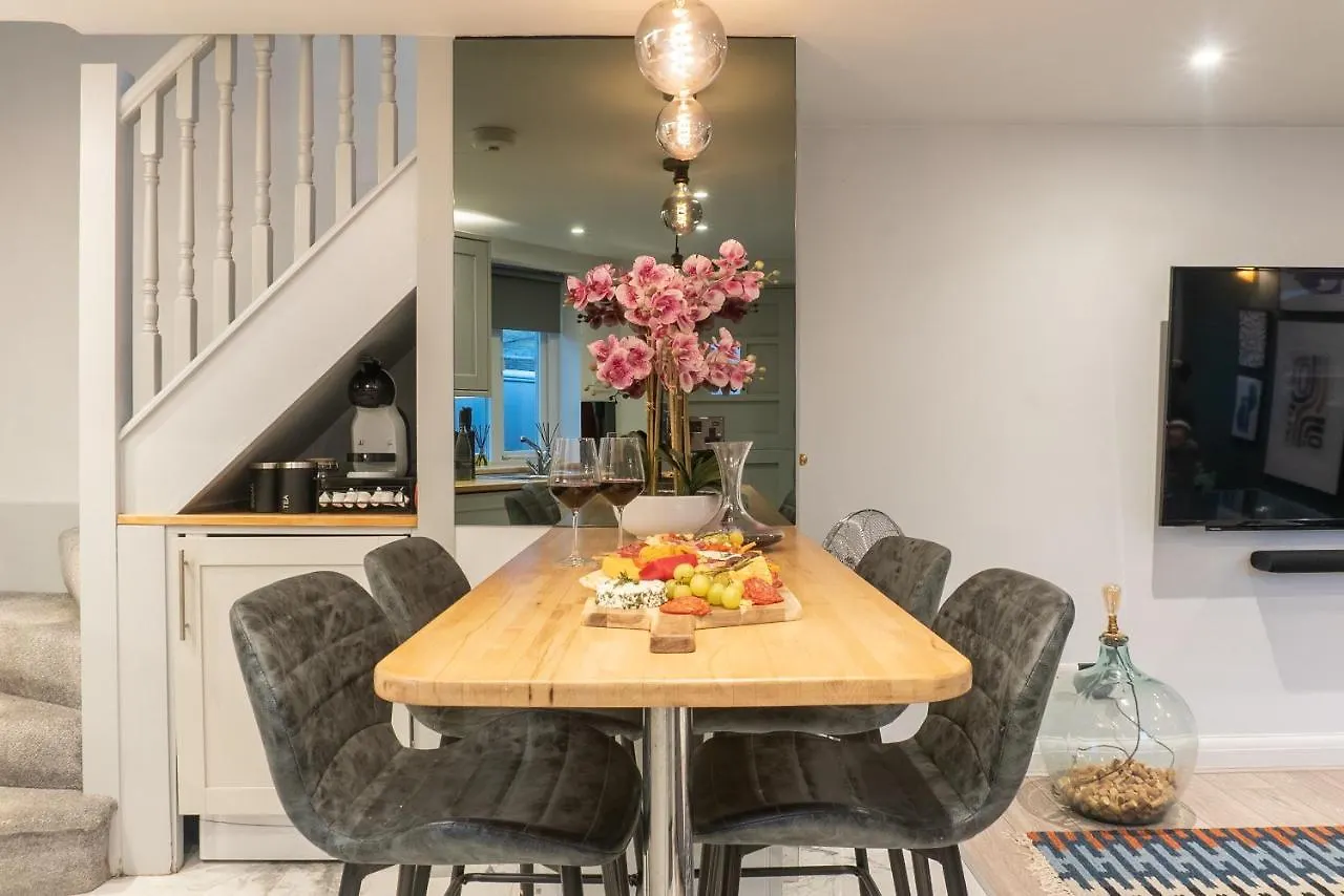 The Old Coach House- Luxury Harrogate Home Detached Quite Stylish Whole House Short Walk From The Conference- Town Centre Feriehus
