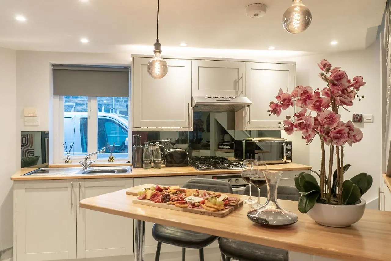 The Old Coach House- Luxury Harrogate Home Detached Quite Stylish Whole House Short Walk From The Conference- Town Centre Feriehus