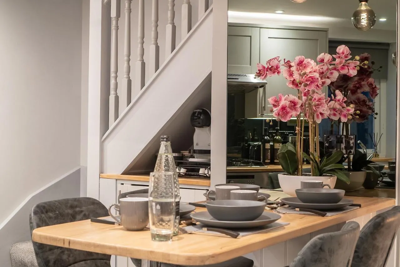 The Old Coach House- Luxury Harrogate Home Detached Quite Stylish Whole House Short Walk From The Conference- Town Centre 0*,  Storbritannien