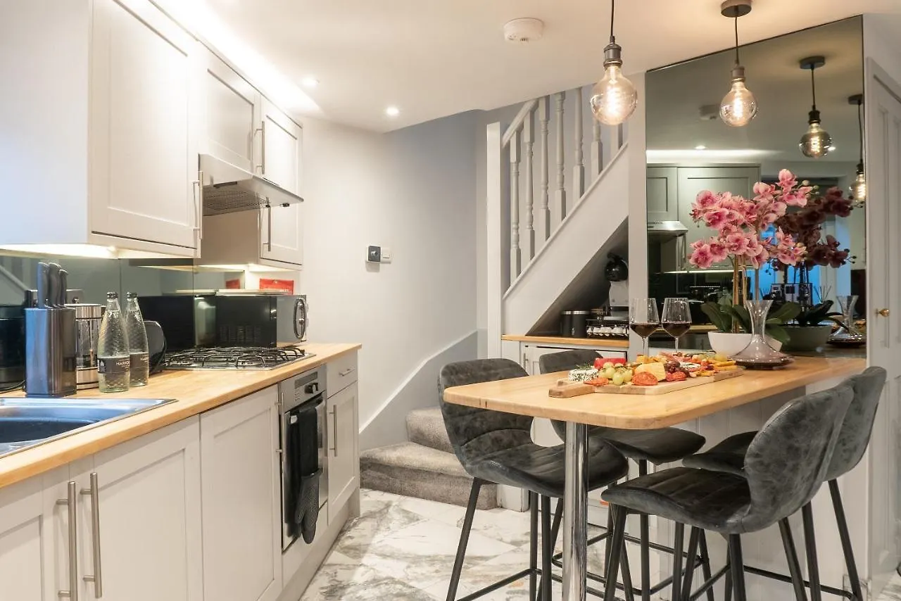 The Old Coach House- Luxury Harrogate Home Detached Quite Stylish Whole House Short Walk From The Conference- Town Centre 0*,  Storbritannien